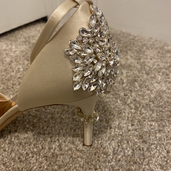 NIB stunning Badgley Mischka Vienna ivory satin shoes. Size 9. - Picture 15 of 15